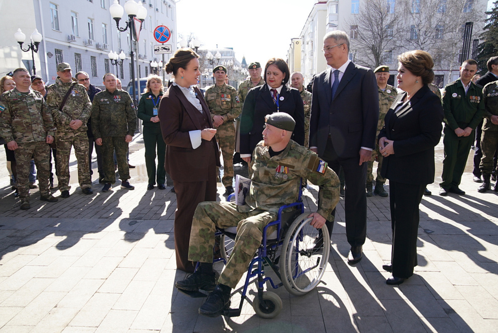 Радий Хабиров и Анна Цивилева вручили ветеранам СВО ключи от автомобилей