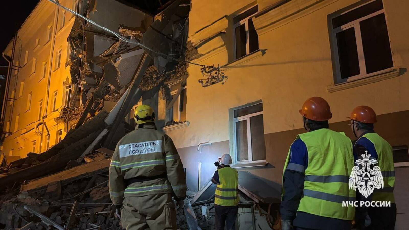 В Уфе рухнул фасад здания общежития