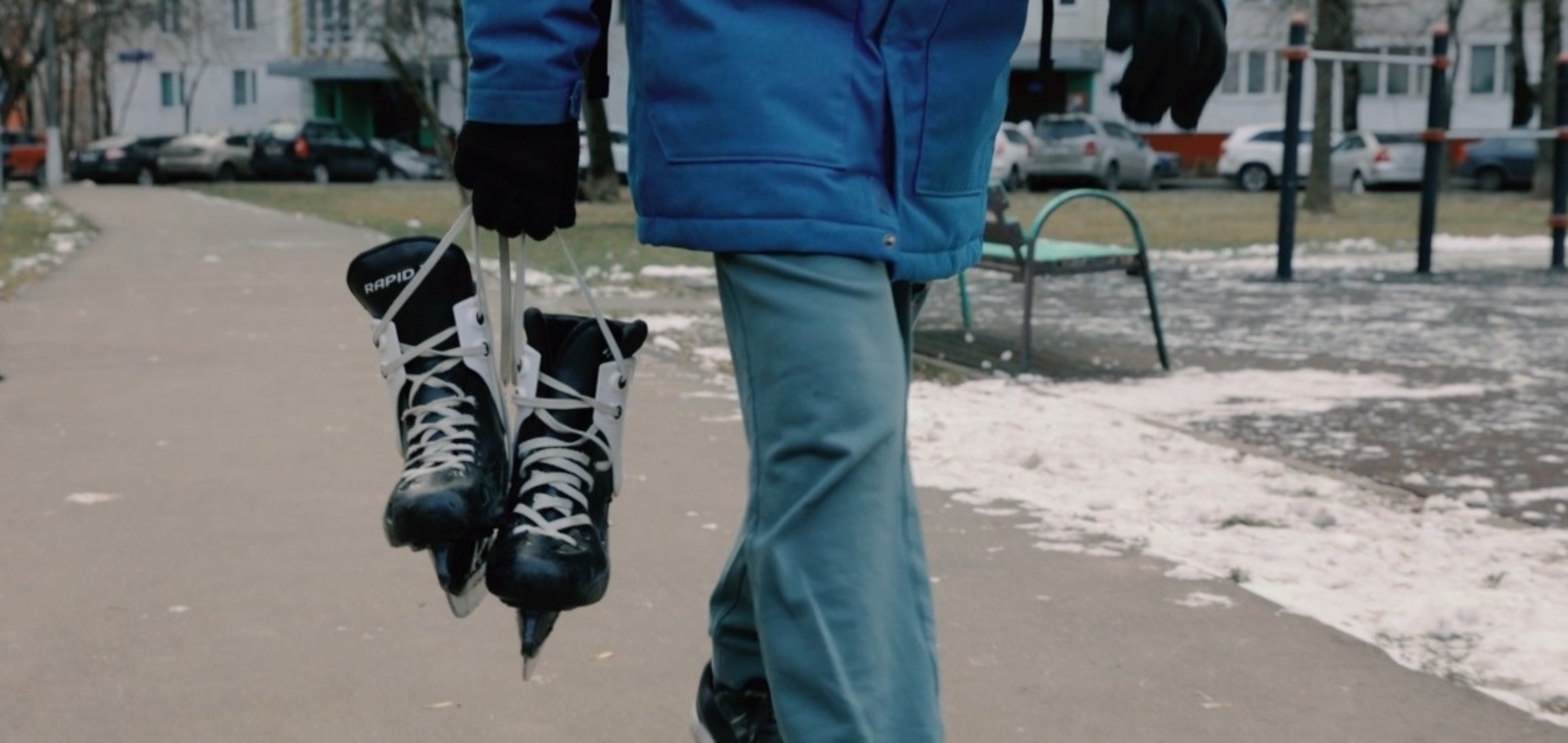 При катании на коньках необходимо соблюдать правила безопасности