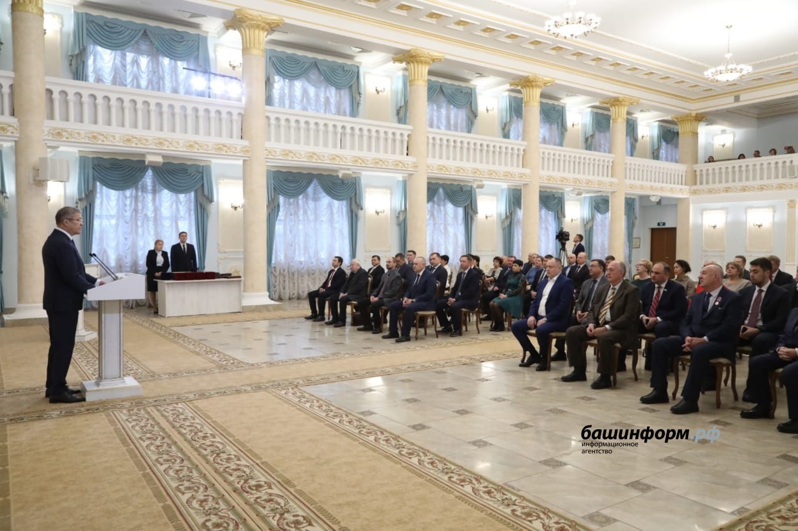 Радий Хабиров вручил государственные награды работникам промышленного комплекса Башкортостана