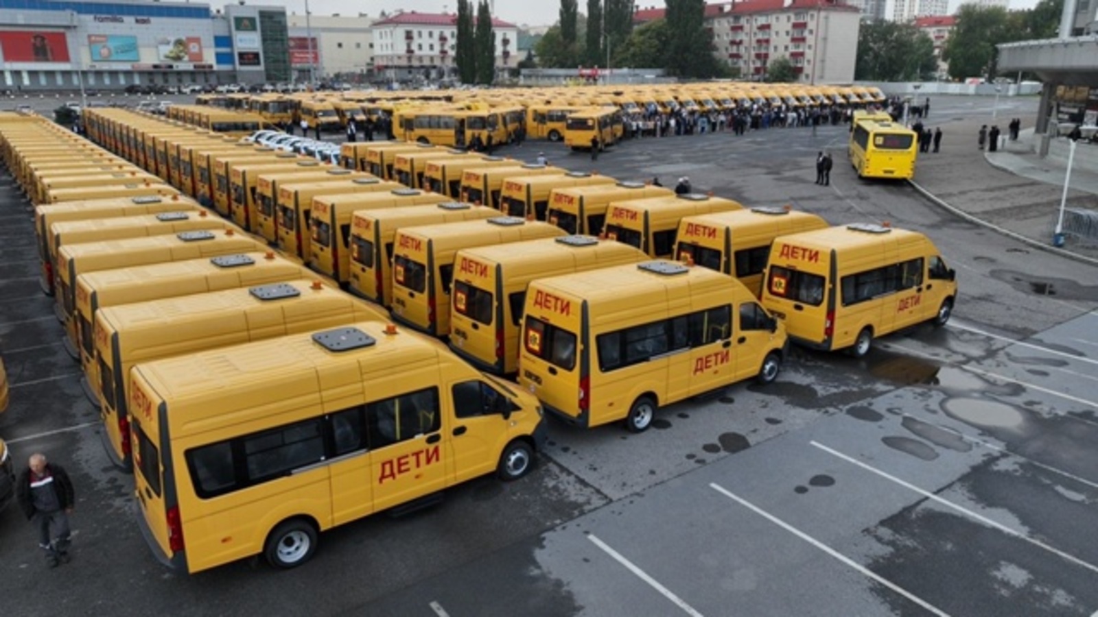Школы Башкирии получили более 200 новых автобусов и автомобилей