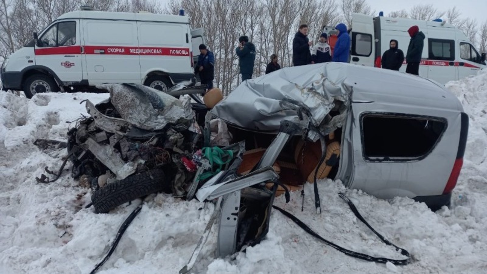 В Башкирии автомобиль «Лада Ларгус» столкнулся со встречным КамАЗом