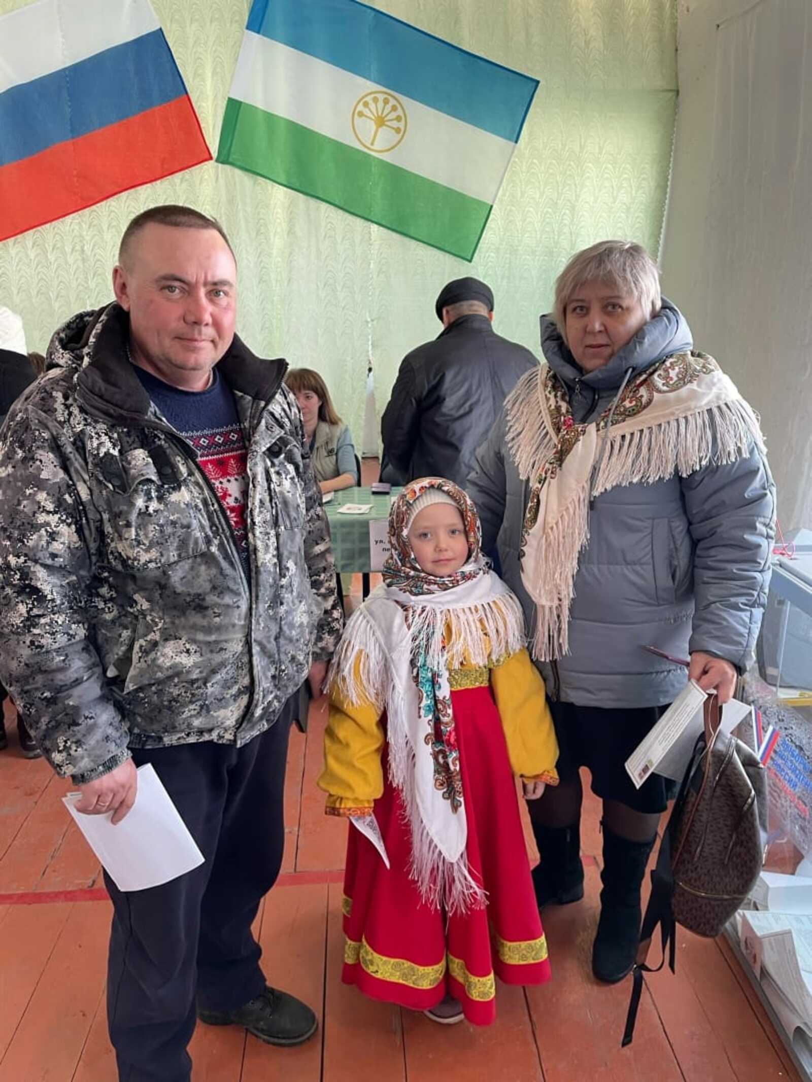 Шестилетняя Саша из Месягутово пришла на избирательный участок в национальном костюме