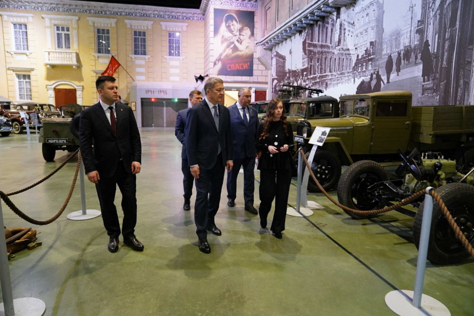 Глава республики посетил экспозицию патриотического объединения «Ленрезерв»