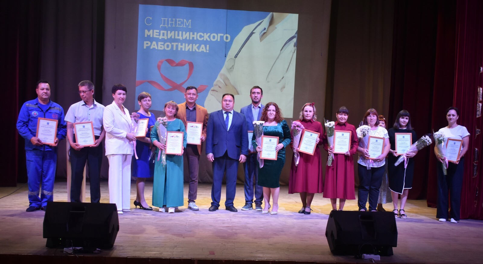 Сегодня в Дуванском районе чествовали медработников