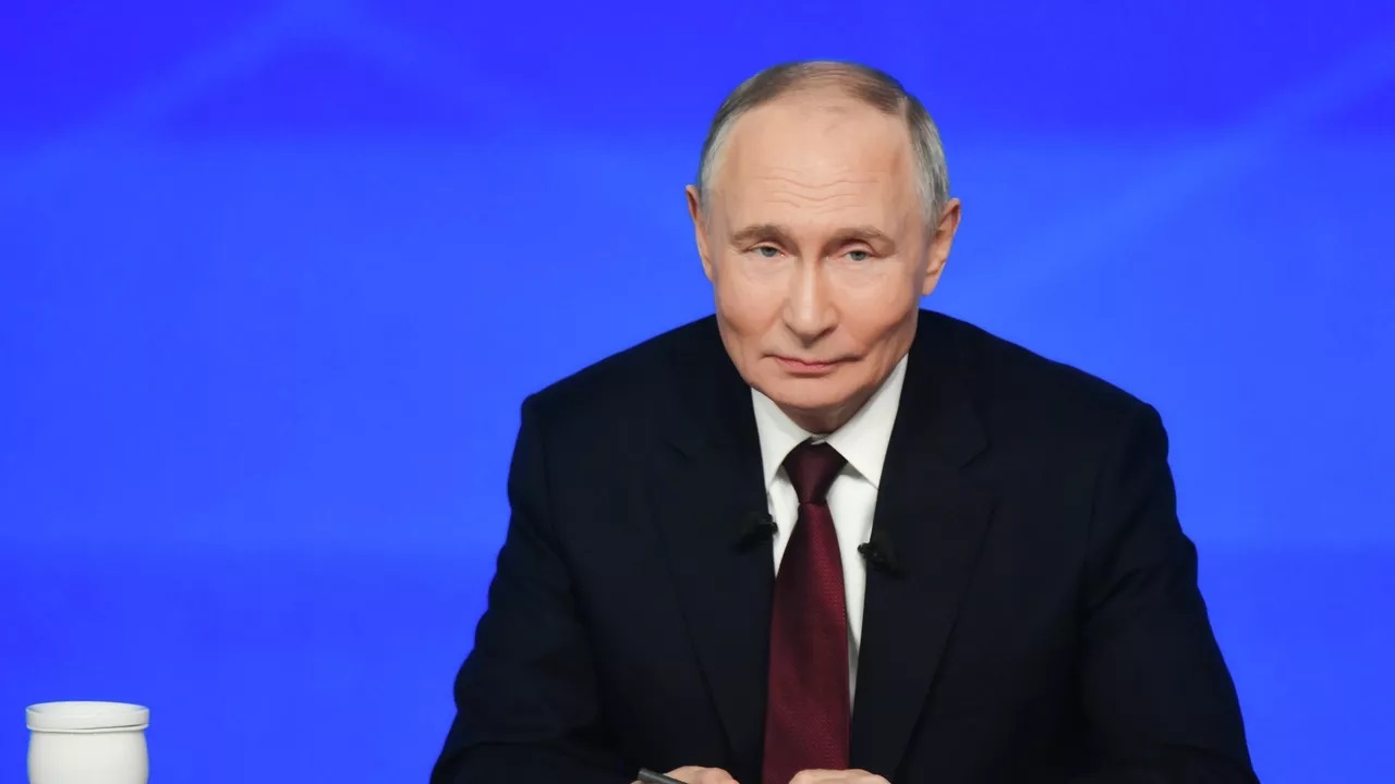 Путин поручил провести конкурс "Читаем всей семьей"