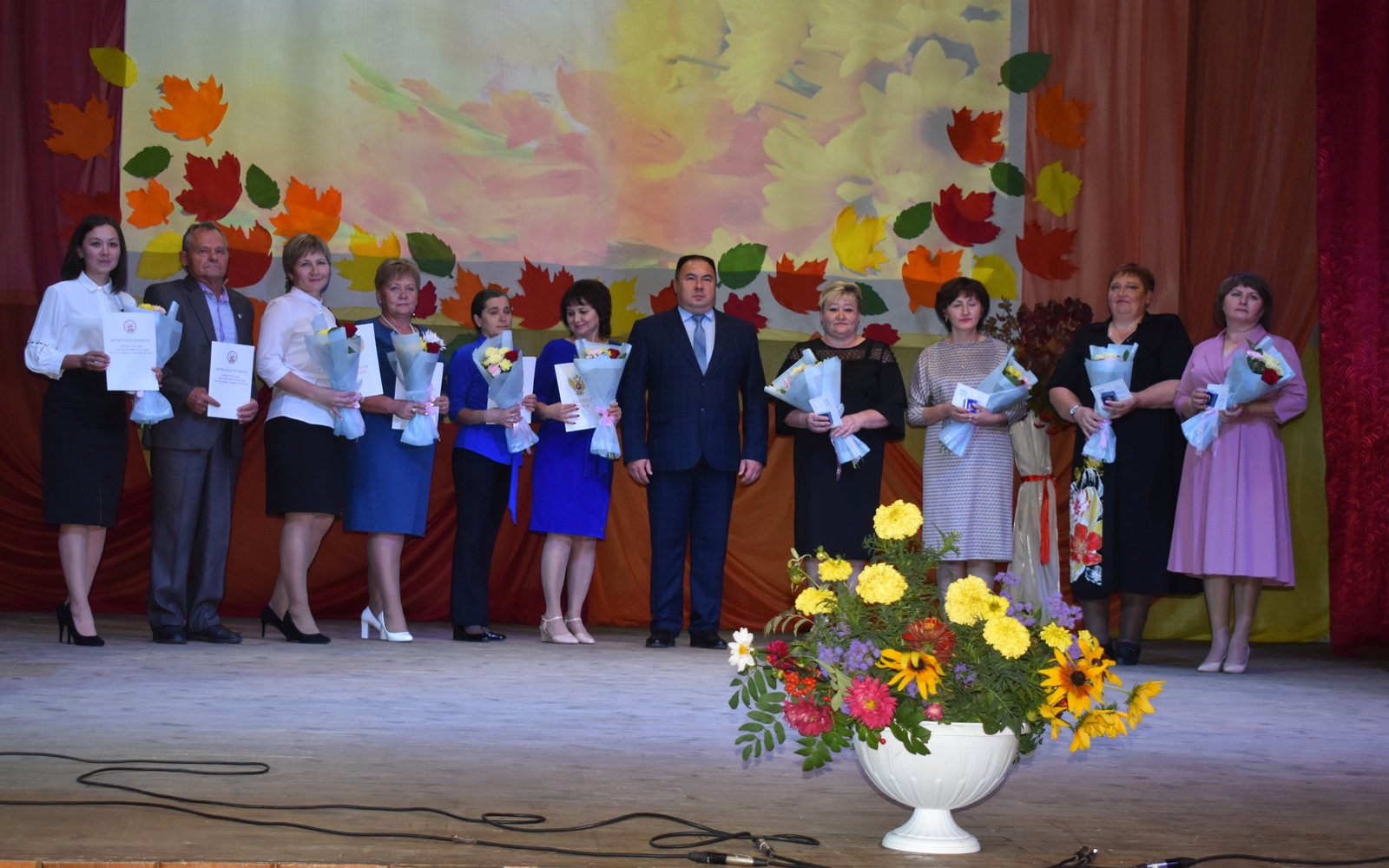 Сегодня во Дворце культуры состоялось торжественное чествование педагогов Дуванского района