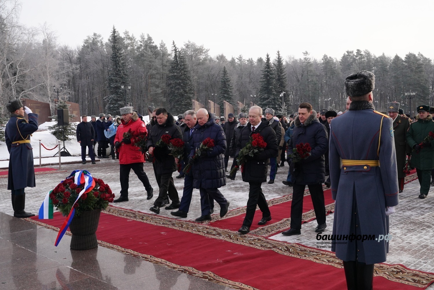 Радий Хабиров от имени жителей Башкирии возложил цветы к памятнику Героям