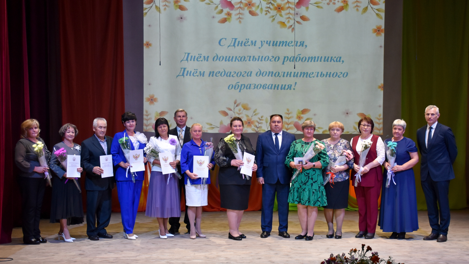 В преддверии Дня учителя в Дуванском районе чествовали педагогов
