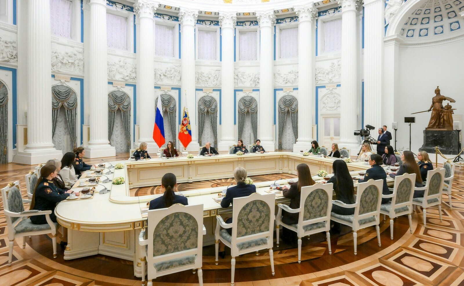 Путин провел в Кремле встречу с женщинами-военнослужащими