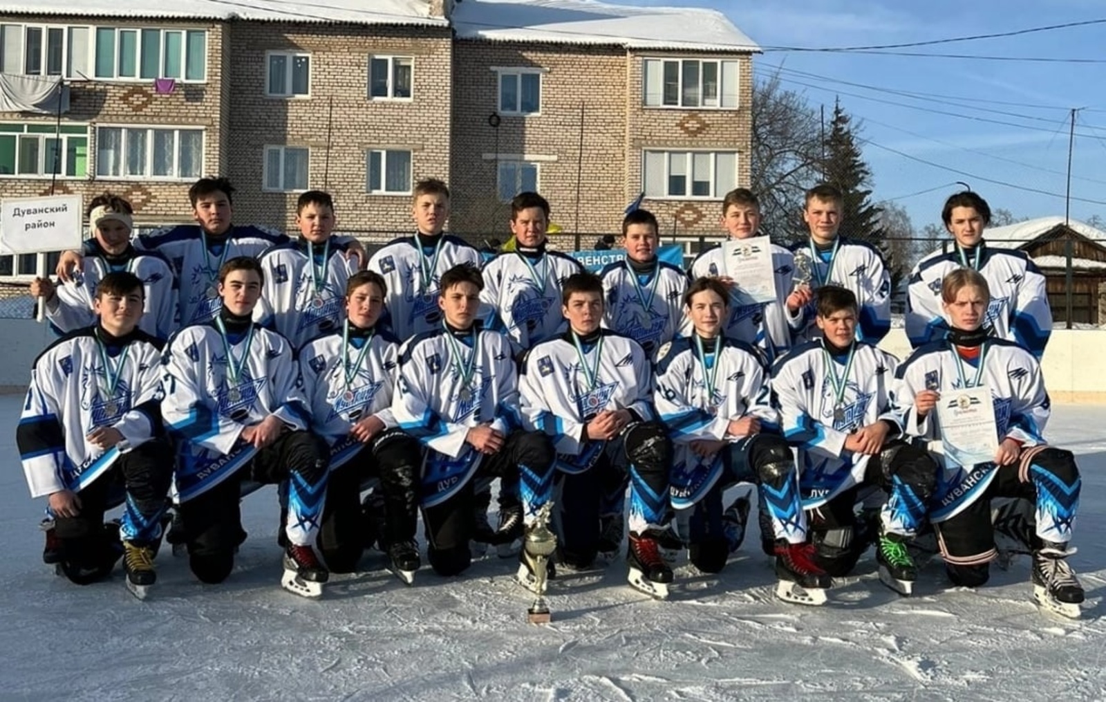 Команда Дуванского района стала серебряным призером финальных республиканских соревнований по хоккею «Золотая шайба»