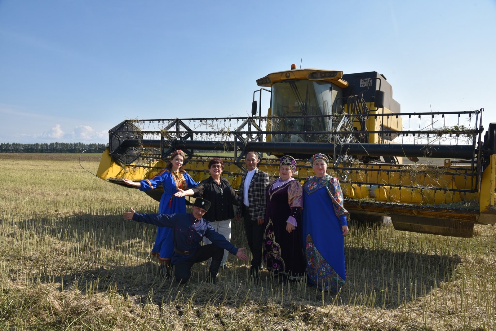 На полях Дуванского района перед тружениками выступает агитбригада