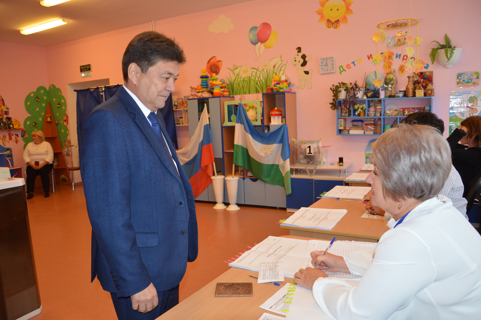 Глава Администрации Дуванского района проголосовал одним из первых