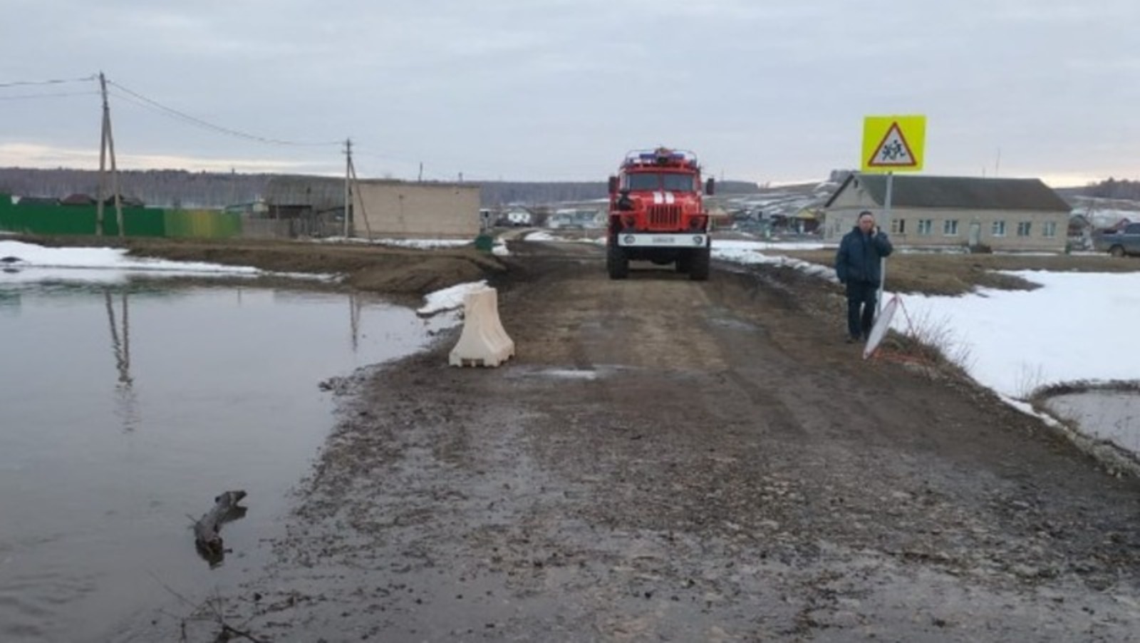 В Новохалилово талые воды подтопили дорогу