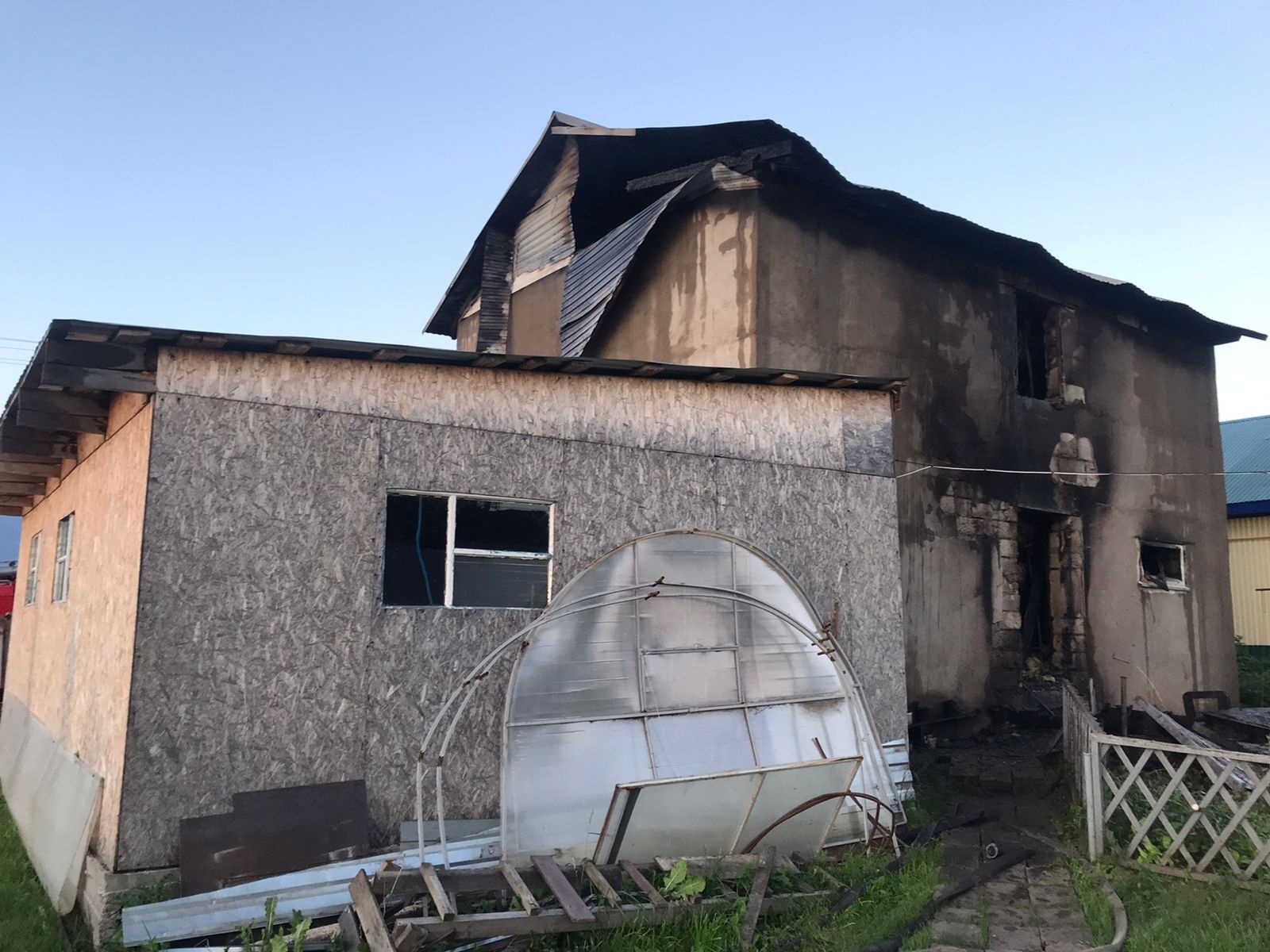 Два человека погибли при пожаре в жилом доме в Башкирии