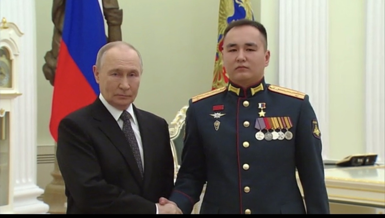 Владимир Путин вручил бойцу из Башкирии «Золотую Звезду» Героя России