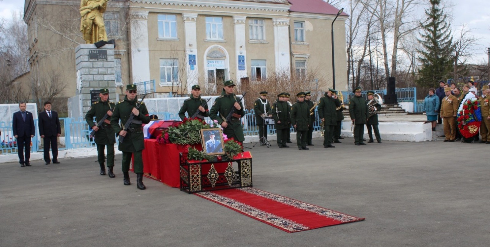 Сегодня в Дуванском районе состоялось прощание с Ильей Корзниковым, погибшим во время спецоперации на Украине
