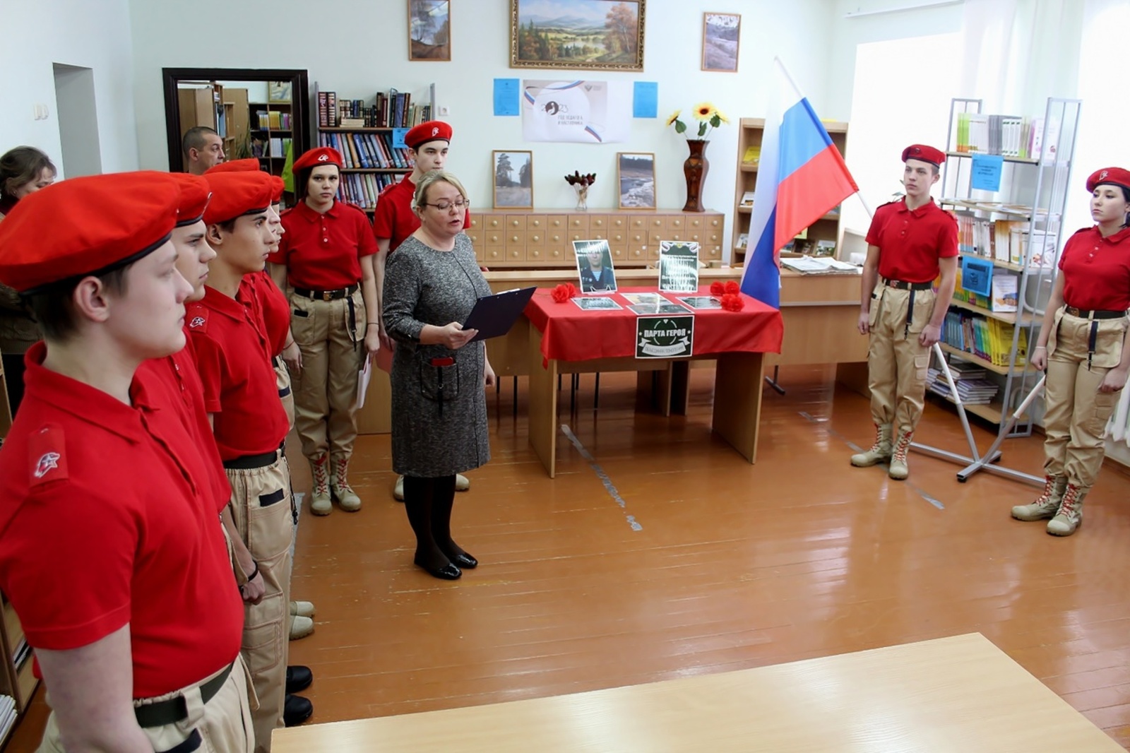 В Дуванском многопрофильном колледже торжественно открыли "Парту героя"