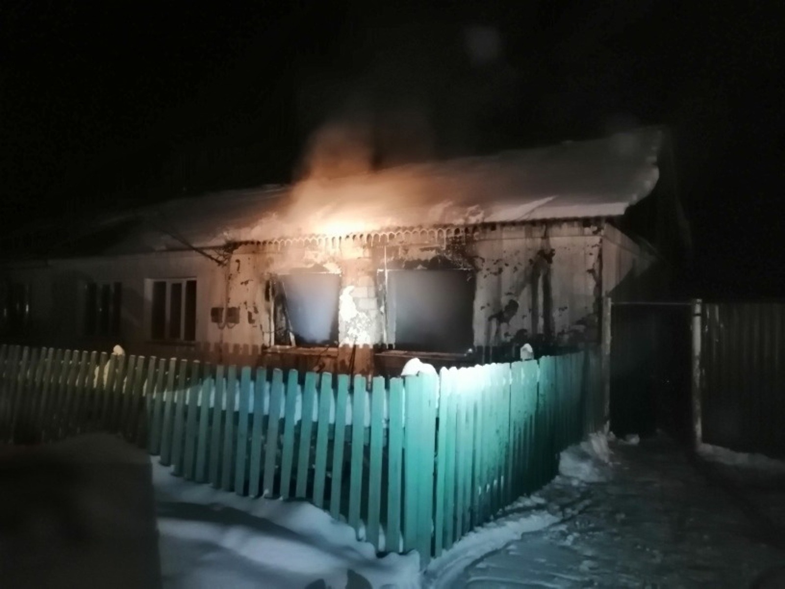 В Дуванском районе в ночном пожаре погибли два человека