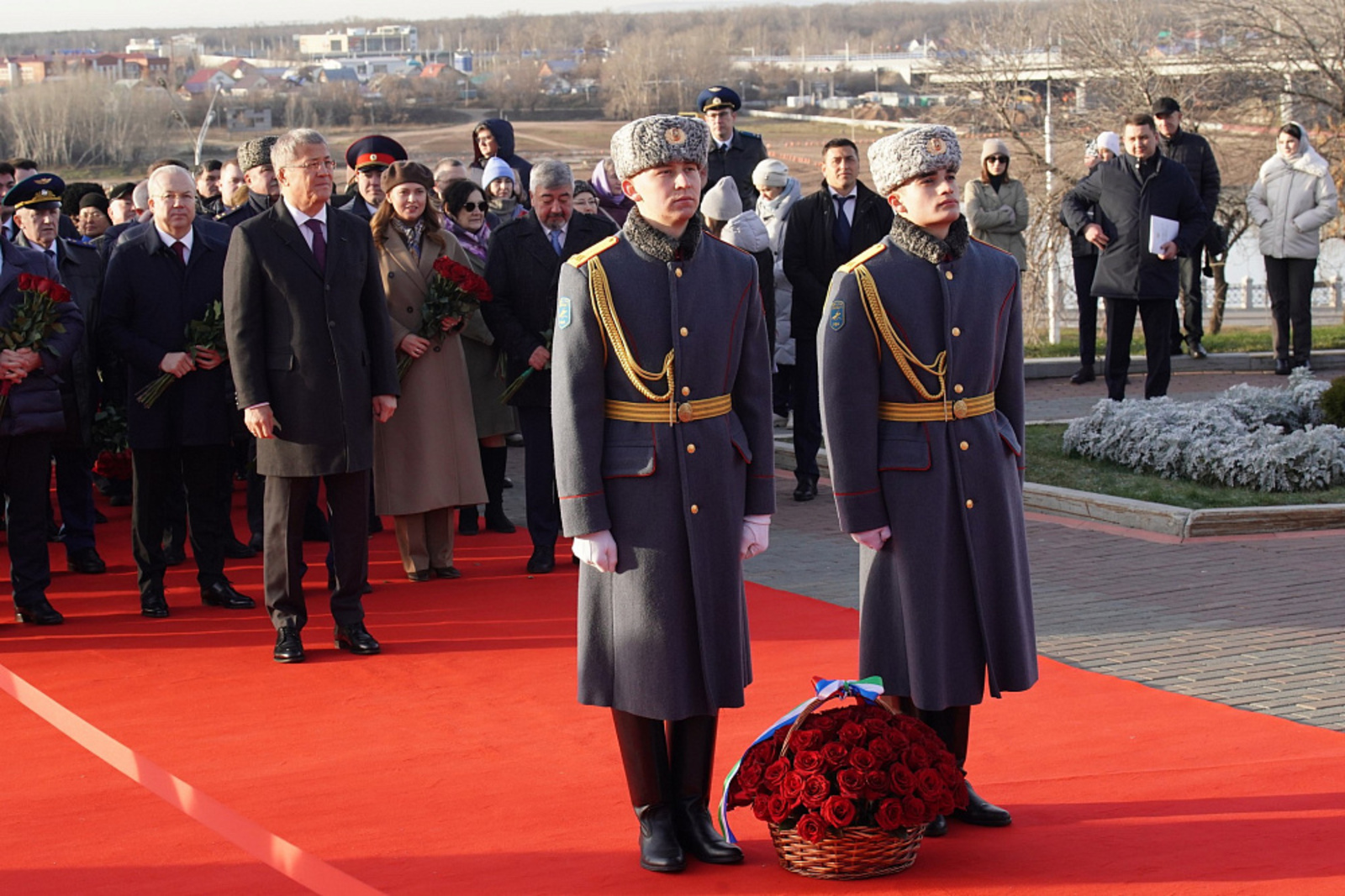 Радий Хабиров возложил цветы к Монументу Дружбы в Уфе