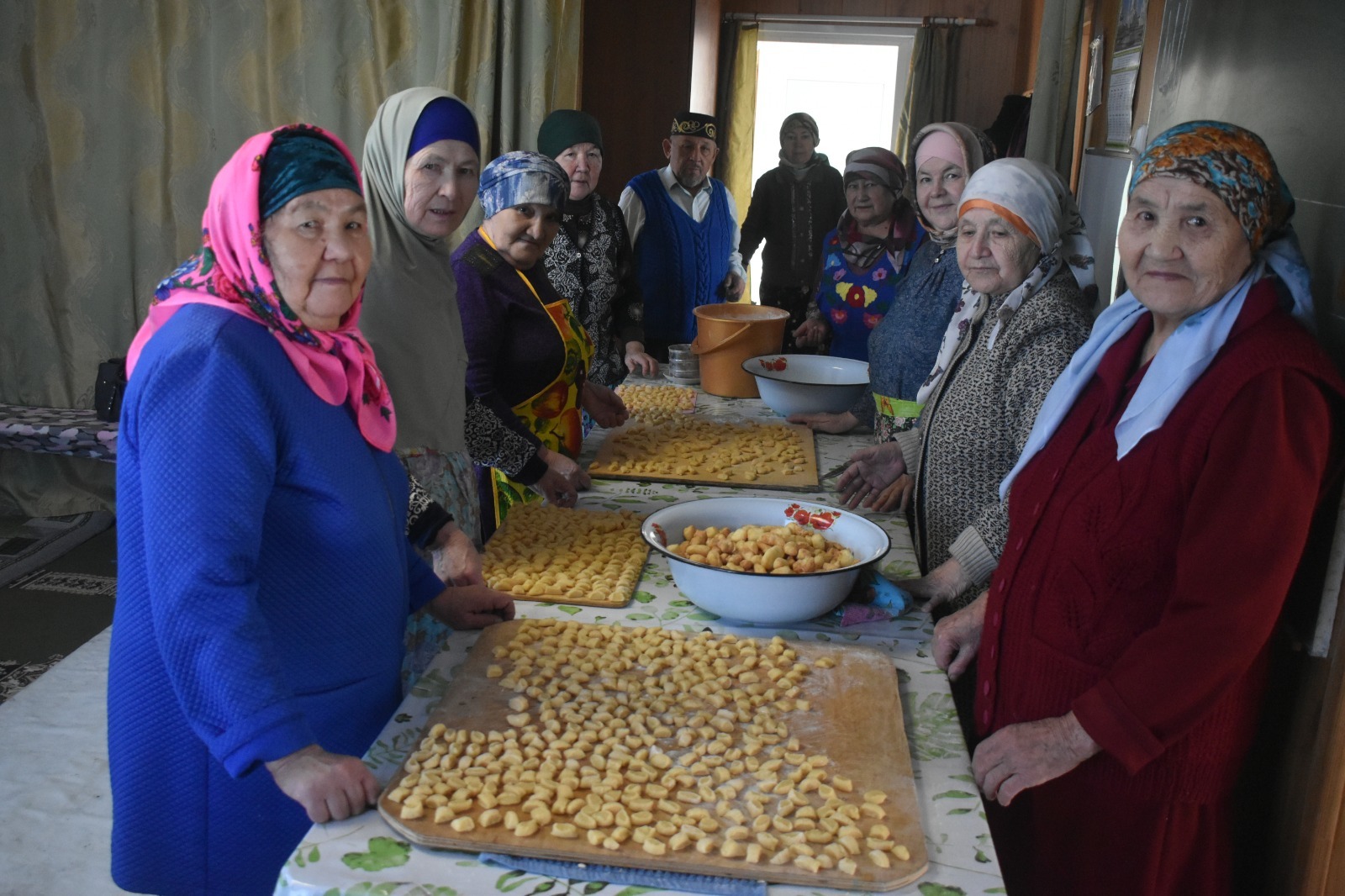 Женщины Дуванского района продолжают готовить для бойцов домашнюю выпечку