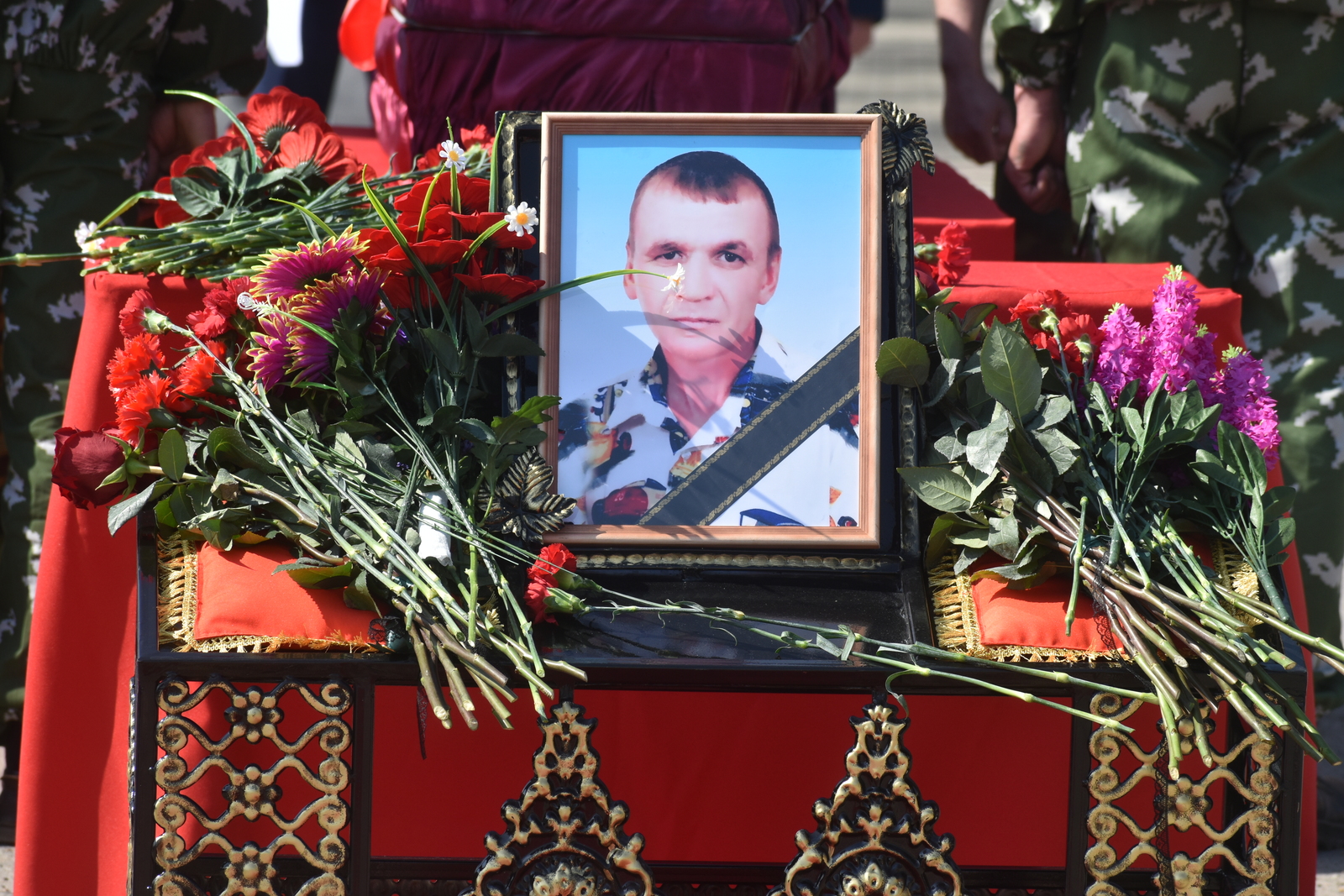 Сегодня в Дуванском районе простились с мобилизованным Александром Калининым, погибшим в зоне СВО