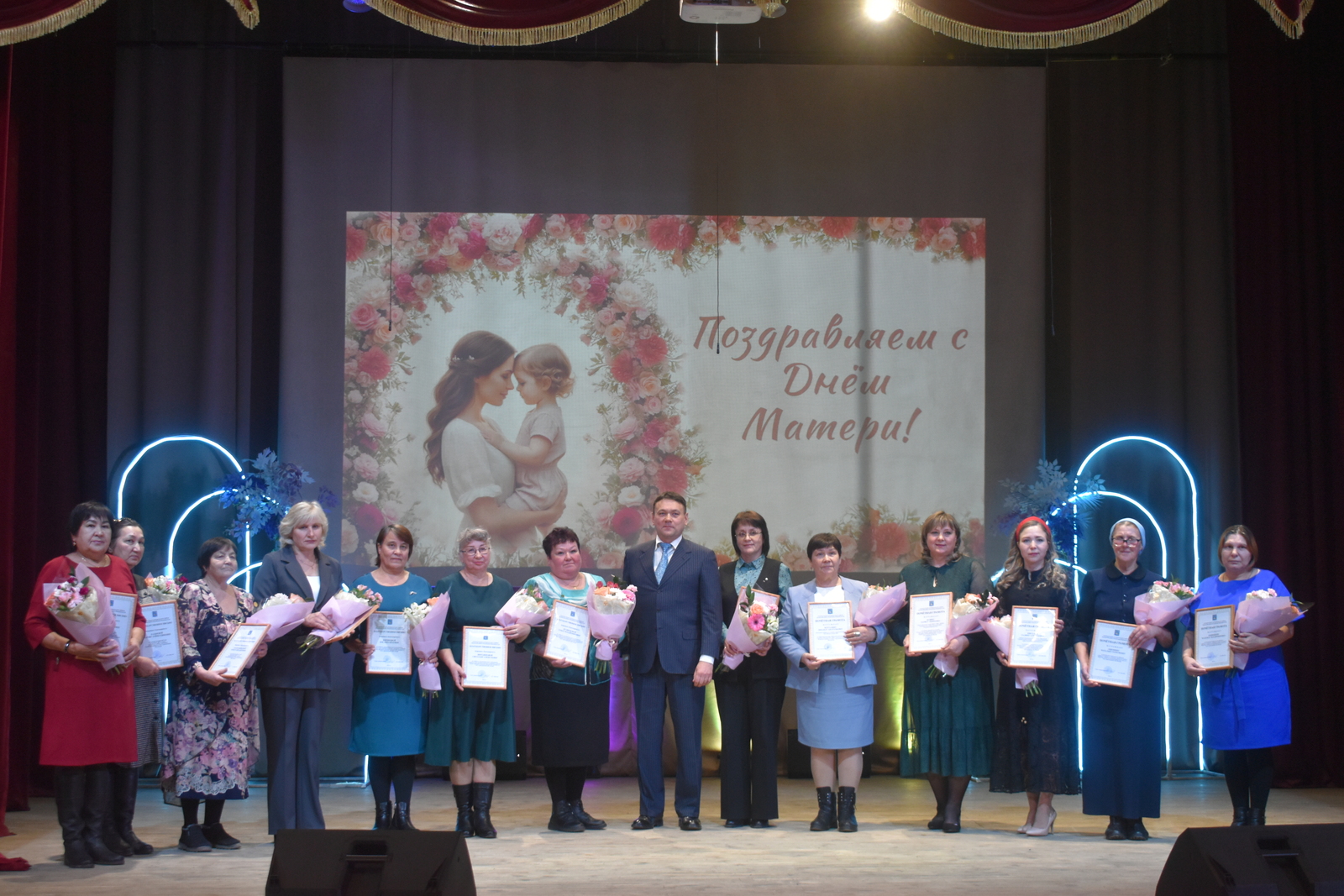 Женщин Дуванского района поздравили с наступающим праздником