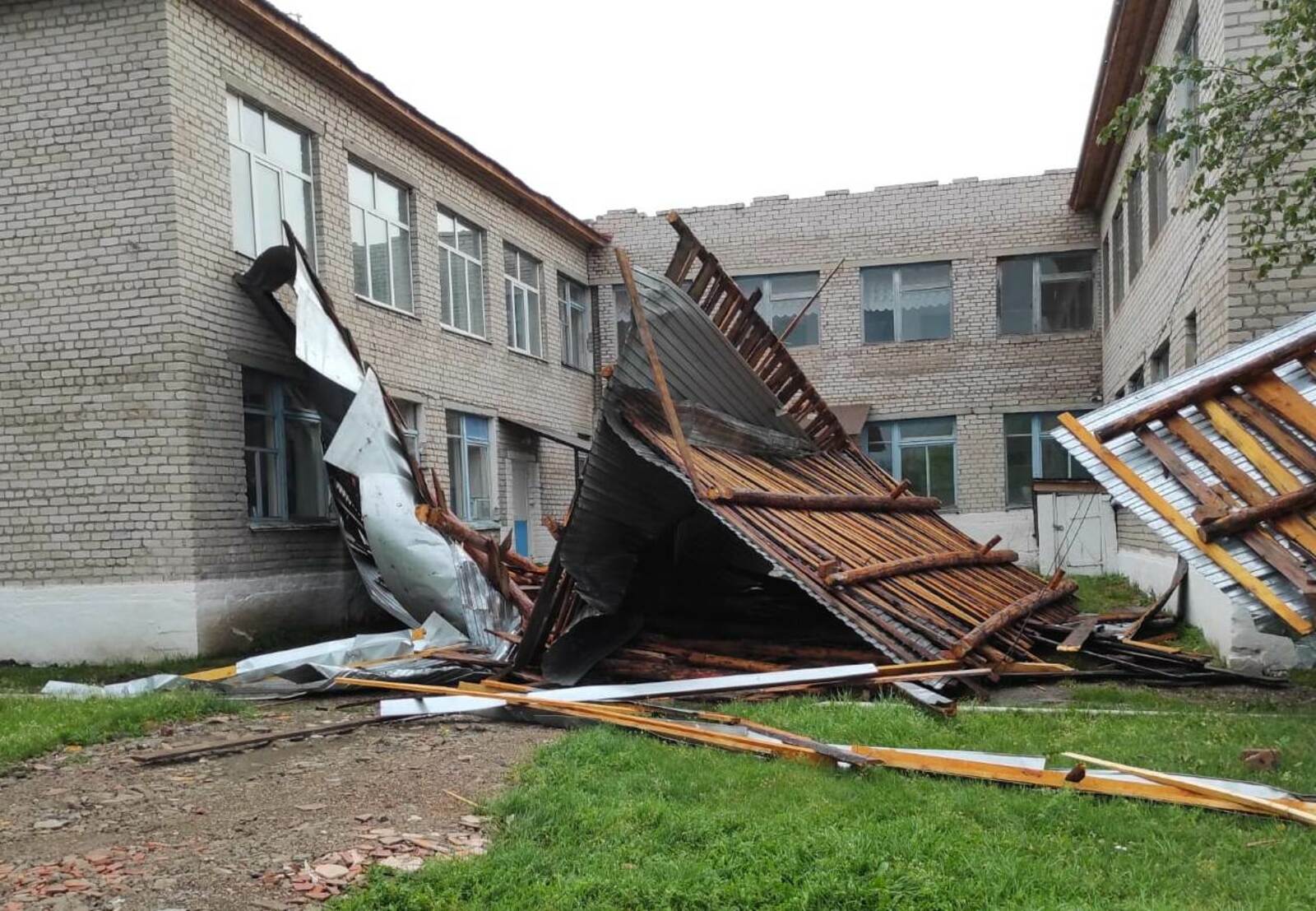 В Дуванском районе ветер сорвал крышу со школы