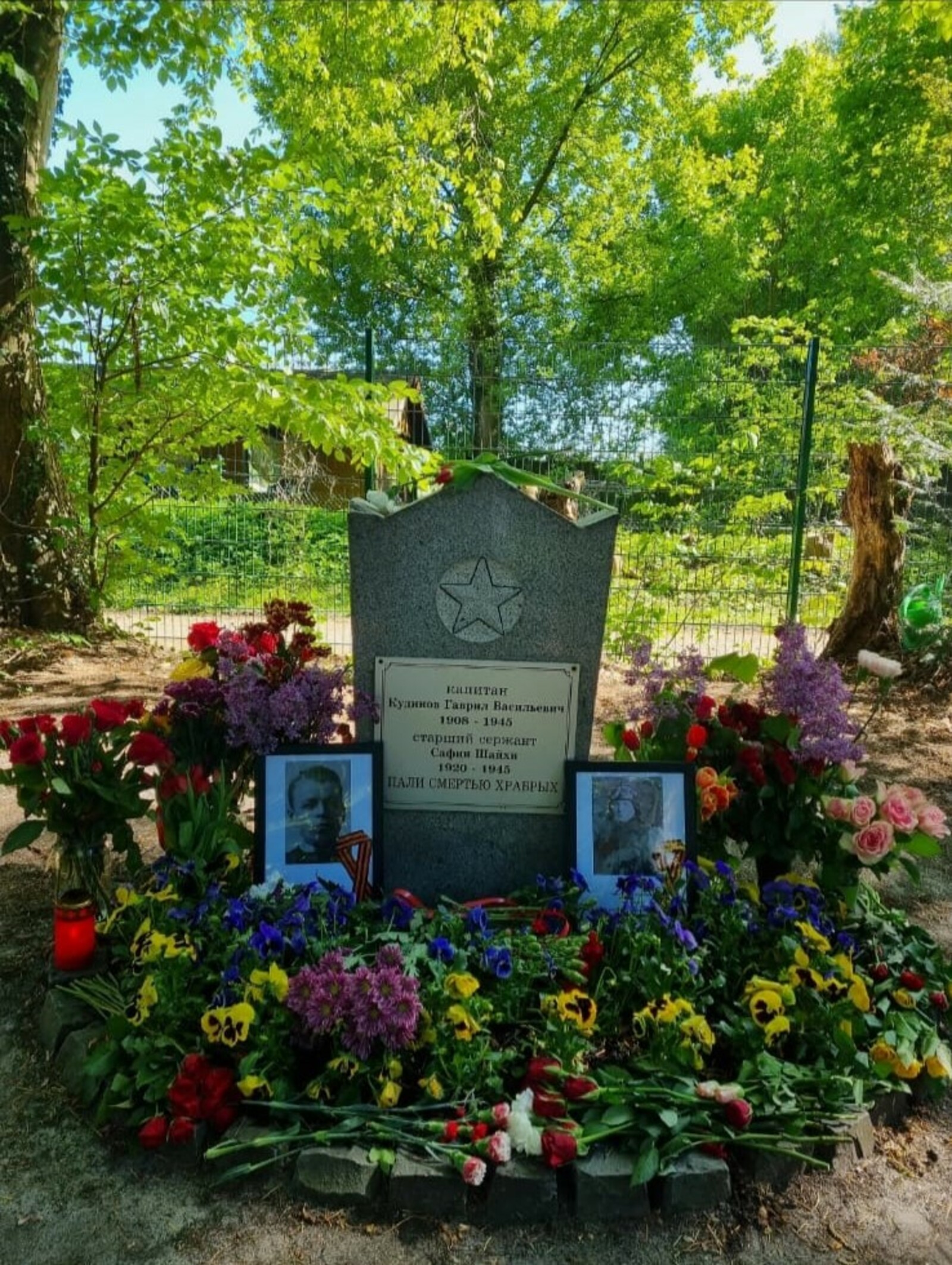 Жители немецкого города ухаживают за могилой летчика-дуванца