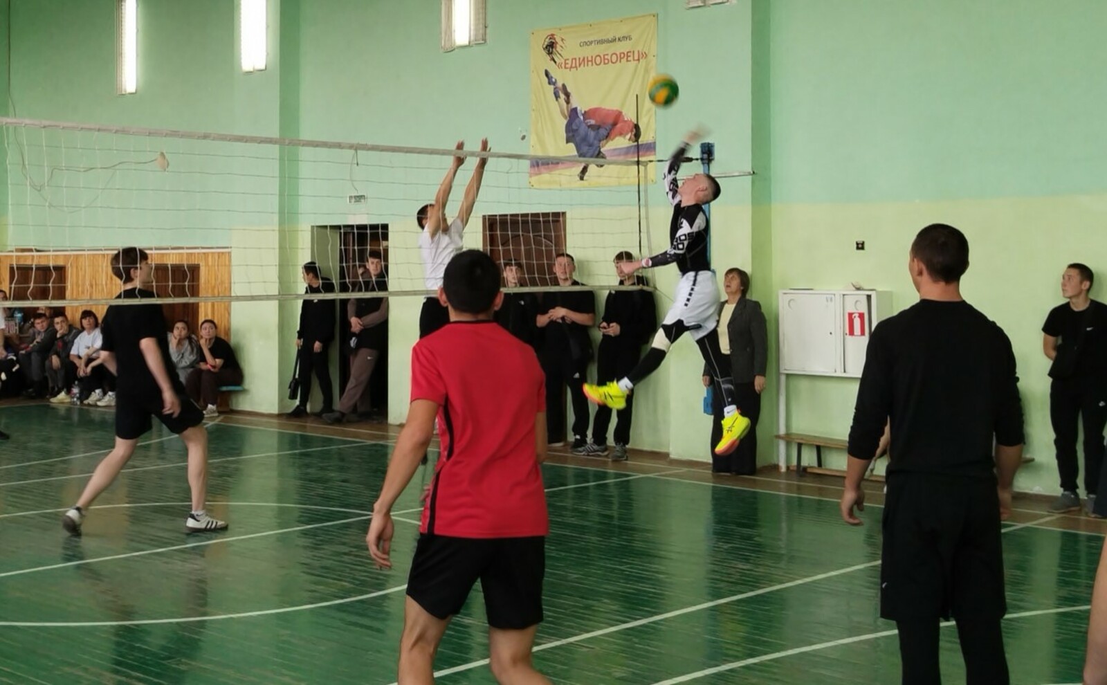В Дуванском колледже прошли соревнования по воллейболу среди студентов ссузов