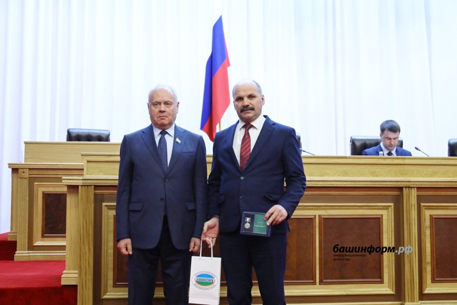 Депутату Совета Дуванского района вручили высокую награду за поддержку бойцов-земляков
