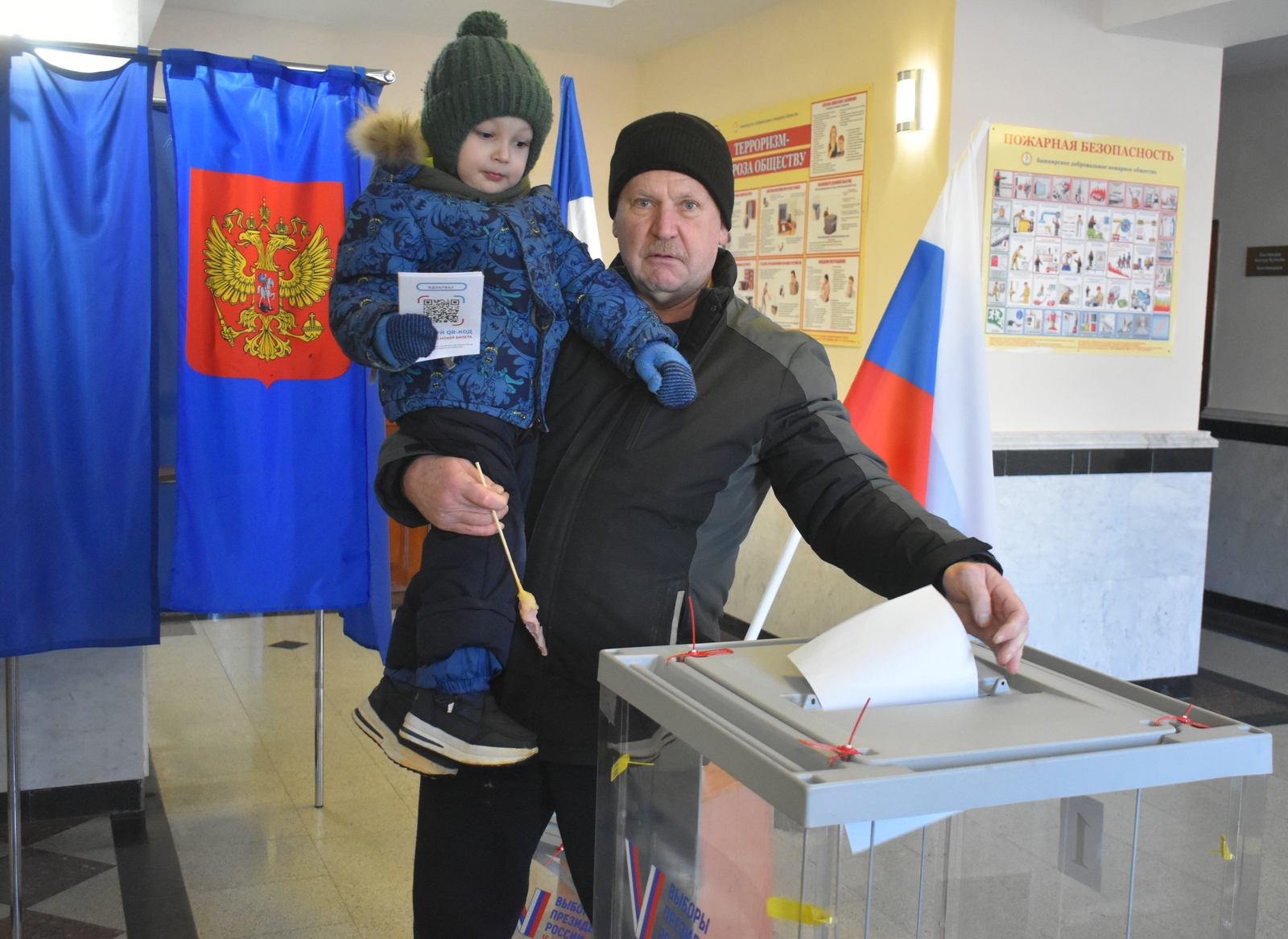 Месягутовец Сергей Парфенов пришел голосовать с внуком