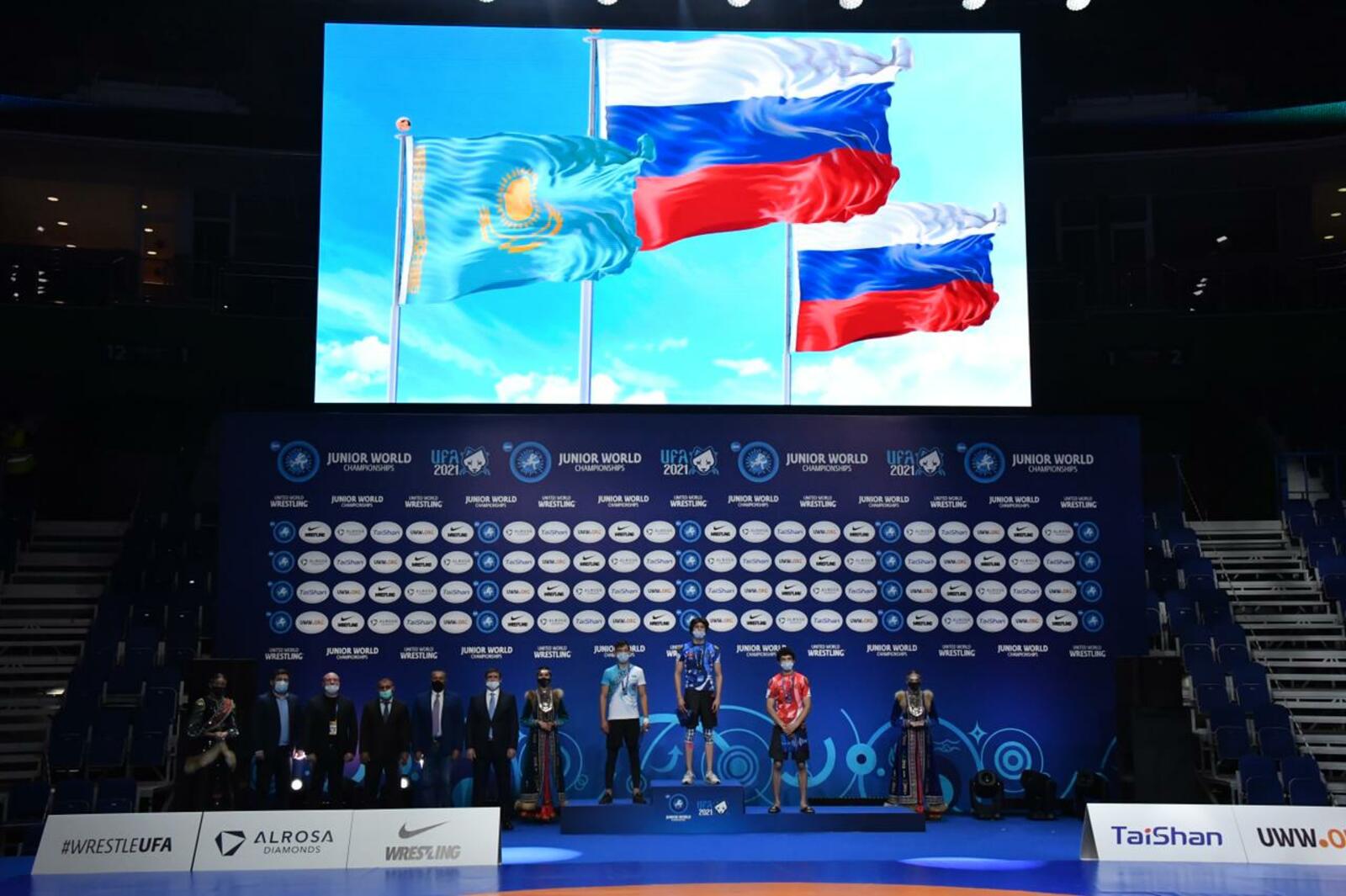 23 раза прозвучал российский гимн в первый день чемпионата мира по спортивной борьбе в Уфе