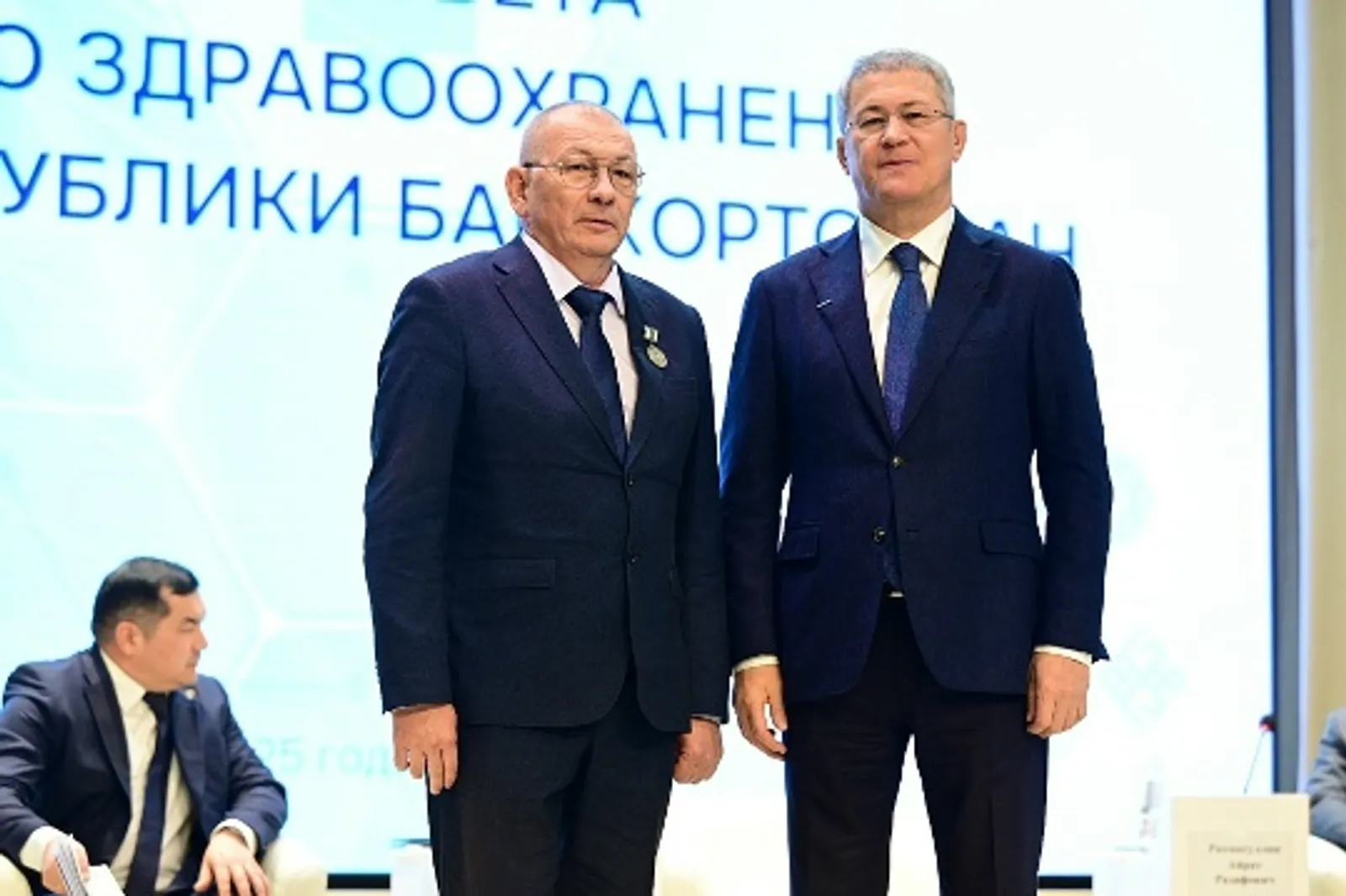 Глава республики вручил государственные награды медработникам