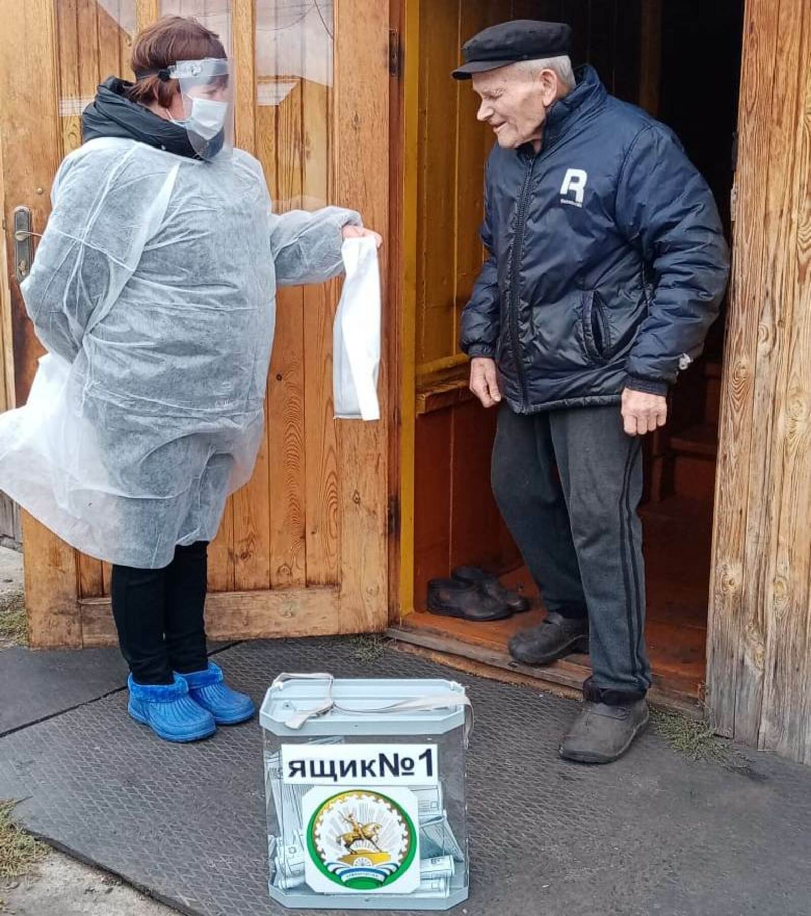 Старейший житель Вознесенки проголосовал у себя дома
