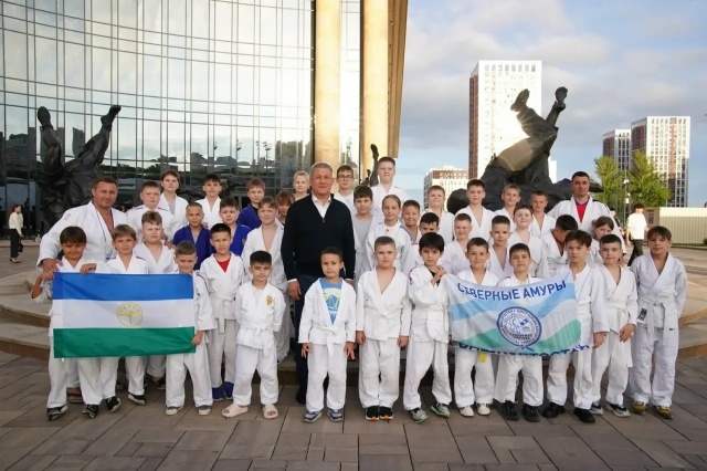 Глава Башкирии Радий Хабиров поздравил с Днем государственного флага