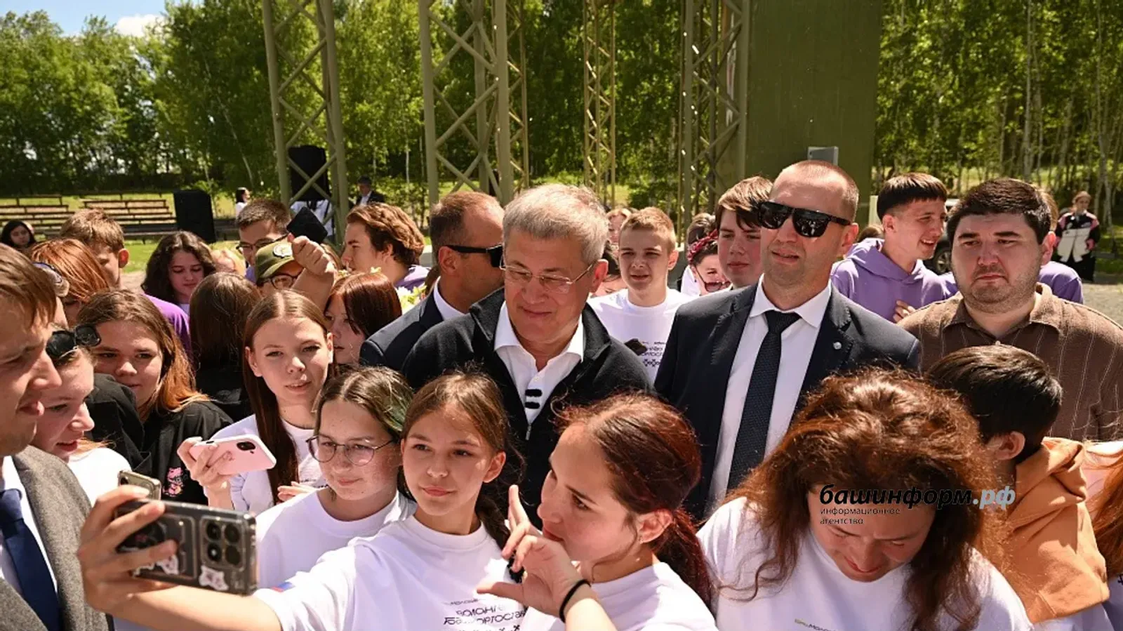 С душой и теплотой: Разговор Радия Хабирова с волонтерами Башкирии